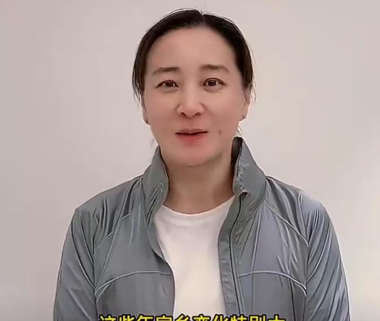 瘦下来的贾玲，为何陷入“断崖式衰老”争议
凭借《热辣滚烫》百斤暴瘦、完成极致逆袭的贾玲，一度成为全网自律逆袭的标杆，彻底颠覆了大众心中圆润可爱的喜剧演员形象。但爆红之后，一组生图和路透状态让“贾玲断崖式衰老”的话题火速发酵，褪去臃肿身形的她，没有迎来大众预想中的青春元气，反而尽显疲惫沧桑，面部状态的