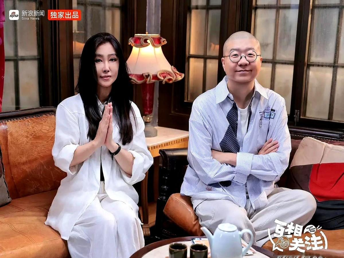 把李诞和大张伟按在采访椅上拿提纲提问，简直是内娱最惨烈的公开处刑。

这俩人平时接梗能把场子炸翻，可一旦变成提问者，眼睛死盯着手卡，声音发紧，连标志性的笑声都干瘪得像被抽干了水分。

为啥？因为他们是野生的段子机器。当嘉宾时，别人抛砖，他们能砸出满天星。可一旦正襟危坐走流程，那些天马行空的灵气直接被