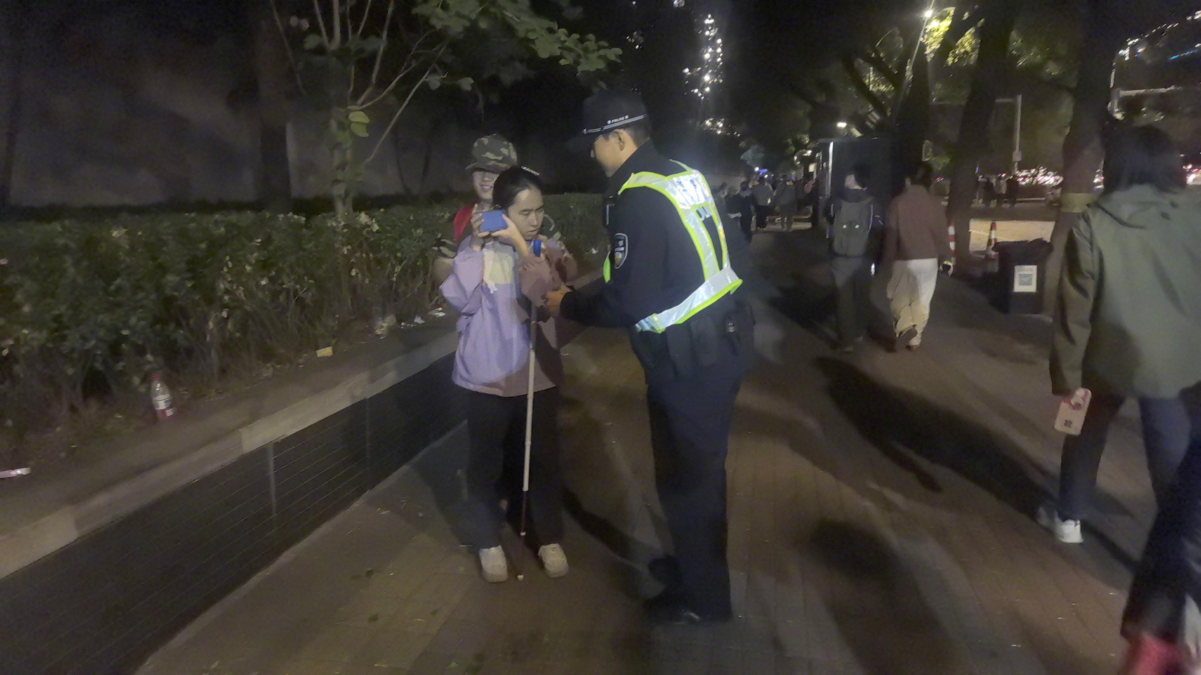#节日我在岗·守护国泰民安# ​​​假期第三天，民警在前门东大街执勤时，发现两名盲人游客左右徘徊。上前询问后，了解到他们是浙江某特殊学校的学生，预约了参观天安门广场，但因道路不熟，迷失了方向，眼看就快到广场封闭时间了，十分焦急。了解情况后，民警主动将他们带领到广场安检口 ​