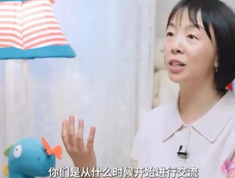 主持人问窦佳嫄：“你和窦靖童背负着上一辈的恩怨，你们是怎么打破这个局的呢？”窦佳嫄：“我们第一次联系是我十四五岁的时候，约出去吃饭。”主持人：“单独吗？”窦佳嫄：“对！”

主持人：“因为什么呢？”

窦佳嫄：“忘了。但是第一次见面很尴尬，有种又陌生又不陌生的感觉，不知道说什么，但第二次见面就开始聊