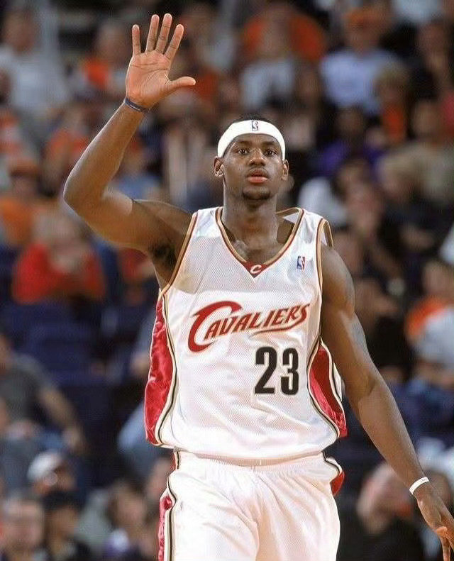 周末早上好家人们❤️

#克利夫兰骑士[超话]##骑士##詹姆斯##nba##nba休赛期# ​