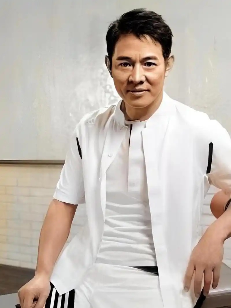 李连杰首次正面回应“抛妻弃子”的传闻。
10月11日播出的《杨澜对话》中，他谈到当年与黄秋燕的离婚：两人已经握手言和，房产等财产全部留给前妻，自己负责抚养两个女儿，所以不存在“弃子”一说。
他还透露，四个女儿关系很好，现任妻子利智为避嫌“后妈难做”，主动承担起两个继女的成长与生活规划。
你怎么看这段
