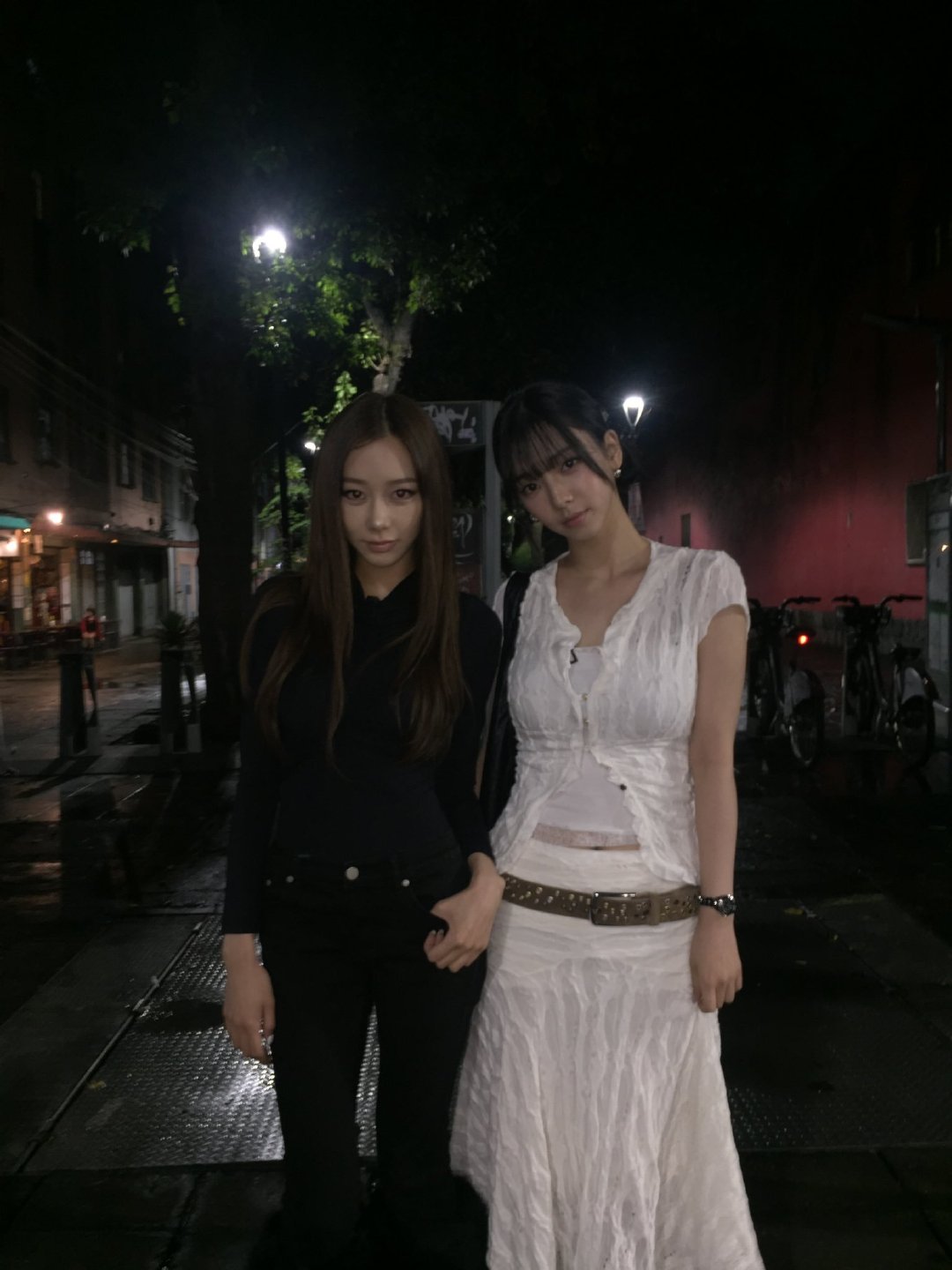 我以为右边是汤唯 ​