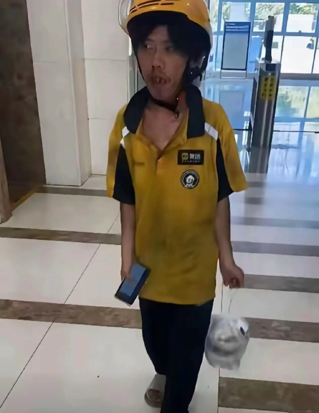 这也太邋遢了吧！这种骑手送的外卖，你敢吃吗？ ​