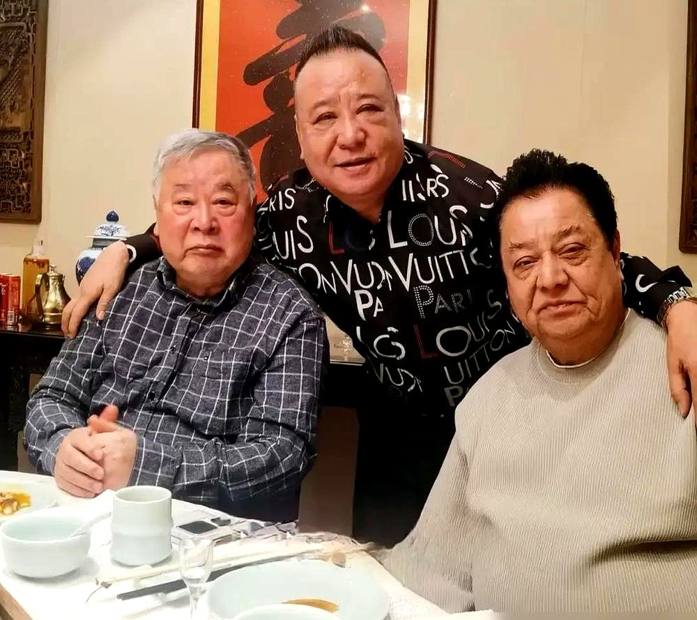 这大哥谁啊？能让李金斗、赵炎两位老先生站两边当“绿叶”，这面子可真不小。

照片里，他站中间，穿的也不是啥正经西服，一件松松垮垮的LV新款，王嘉尔、木子洋这些小年轻也穿过。

有人说这是菲董操刀的设计，穿身上得有那个松弛劲儿。但说实话，这衣服穿谁身上不重要，重要的是，这人是谁。

能跟相声界老前辈这