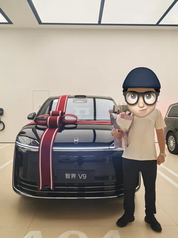 公司接待用车，把威尔法换成智界V9。看中它优雅大气的外观，车内静谧舒适，接待客户很得体。最核心还是华为智驾，长途接送、城市穿梭都更省心。兼顾商务体面与智能体验，期待后续每一次接待出行，从容稳妥。#智界V9 #我的智界V9提车日记