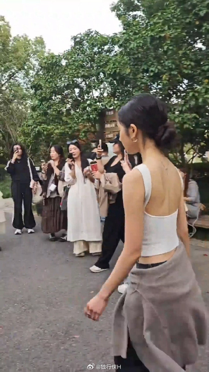 【#黄多多一眼惊艳#】近日，黄磊带全家现身乌镇戏剧节，大女儿黄多多因气质出众、落落大方引发热议，黄多多和黄磊一起与人交流，谈吐从容大方。白色露背背心勾勒出苗条身形，温柔文艺感扑面而来，穿搭审美在线。#明星[超话]##黄多多#  #黄磊带着黄多多交际一开口落落大方# ​​​​