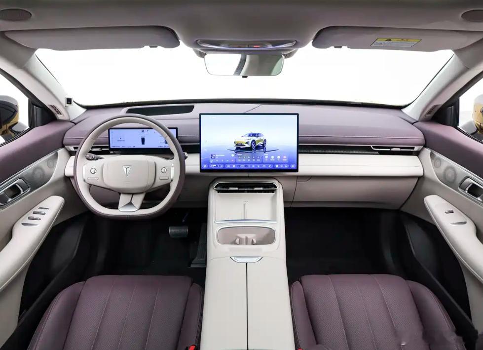 【#14.99万起深蓝S07 AI激光版上市#】新车定位中型SUV，换装全新半隐藏式门把手，搭载车顶外置激光雷达，AI激光智能辅助驾驶系统覆盖城区、高速、泊车三大使用场景。座舱最大亮点是引入了端到端豆包大模型-AI智能座舱，不仅可以随时互动，还可以控制车辆，规划导航等。

新车采用800V高压快充平台，全 ​