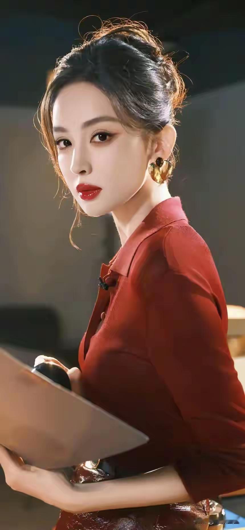 一线女星古力娜扎是一位非常著名，年轻漂亮，长相出众，身材脸蛋都好看，演技优秀的演员！她凭借着自己的努力和磨炼演技得到了无数粉丝的关注和喜欢！古力娜扎不仅仅是在电视剧上有很多的代表作品，而且她还主演了多部非常卖座的电影，成为了一位真正的实力派女演员！