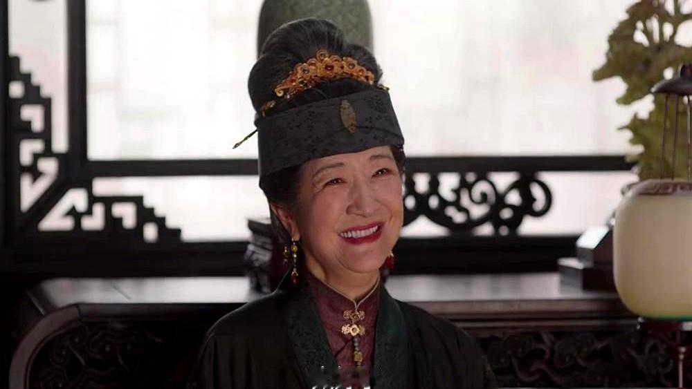 一辈子没做对过几件事，儿媳差点被害，孙子动手打爹，林家老太太却稳稳当当享了一辈子清福。

看《兰香如故》最绝的就是这老太太，撑不起家，故意不接兰香的鱼羹，满脑子糊涂账。但架不住枕边人清醒。林家老太爷看出她不行，既没逼她改，也没翻脸，直接收权把管家大权交给了秦氏。

大祸全被男人兜住了，她落得清闲。甚