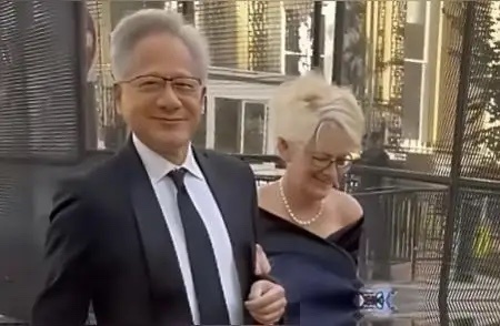 现在来看，黄仁勋之前作出的预测，十有八九是对的。
真正让黄仁勋那句话越来越值得回看，不是某份模型报告写了“支持华为”，而是一组看起来很别扭的数据：英伟达2026年第二季度数据中心业务已经做到890亿美元，同比猛增117%，生意火得不能再火，可同期中国市场的数据中心Hopper产品出货，竟然还不到这 ​