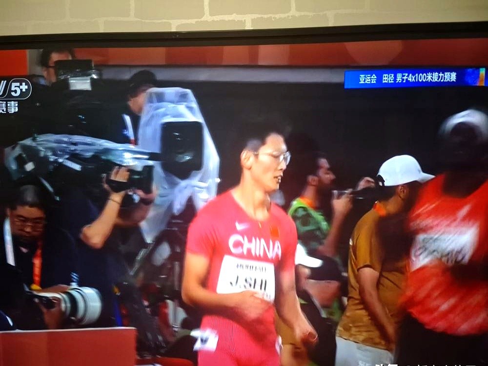 核心全按在板凳上，替补直接飙出38秒41拿下总第一。

预赛起跑时，夏健哆、吴昊霖都没上，女队王牌陈妤颉也在场边坐着。就靠这套阵容，硬是把全主力出战的对手死死压在身后。

隔壁日本老将桐生祥秀和小池祐贵玩命交接棒，跑出38秒71。泰国飞人汶颂也是一路狂飙，掐表38秒89。

别人预赛拼掉半条命，咱们