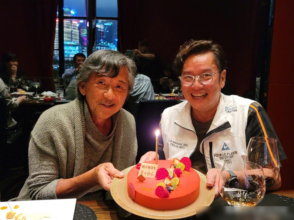 76岁的谭咏麟，红馆连唱10场，尾场直接撂下一句：这可能是最后一次了。
很多人不知道，谭咏麟其实是林子祥的前辈，刘德华见了他都得叫声大哥。许冠杰跟他才算同辈，张学友李克勤全是后浪。论出道，刘德华比梅艳芳还早。
这次《刻骨铭心》终极篇，他硬是减了15磅。台上唱《讲不出再见》，副歌一响，老头哽咽了，