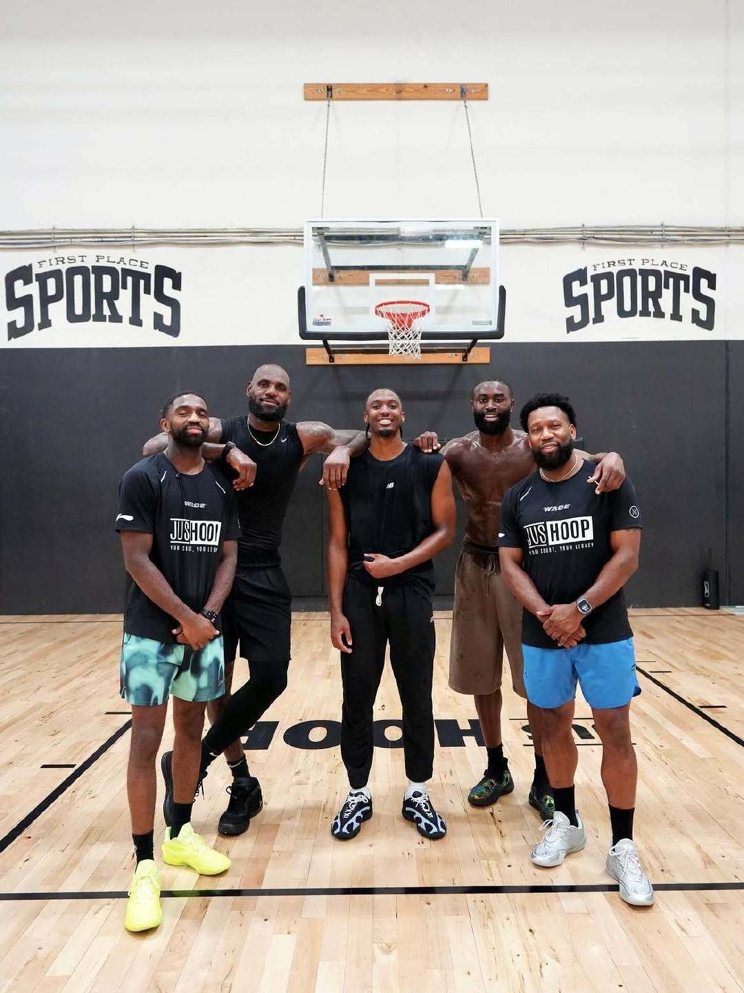 老詹、布朗、马克西最新训练图。

新赛季大干一场。#NBA[超话]# ​