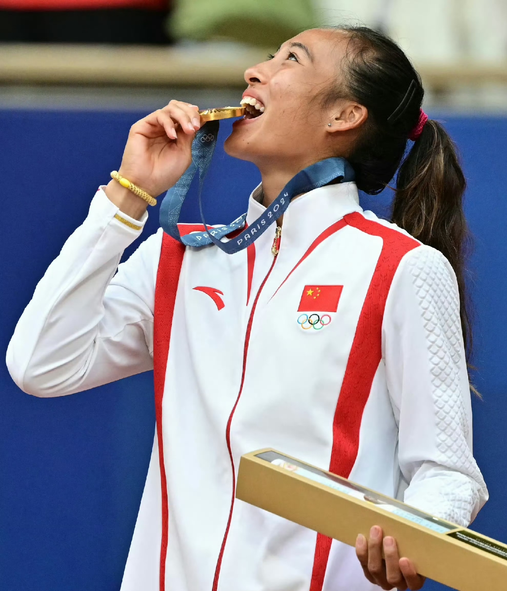 独一份！八强里唯一非种子！郑钦文，用自费追梦狠狠的证明了自己！
 
本届中网八强名单出炉，7人全是种子选手，只有郑钦文一人是非种子！一路连打多场三盘苦战，硬生生杀入八强，拿下130万奖金，太励志！
 
还记得早年，没人看好她，缺少资源支持，郑钦文选择自费出国闯荡，孤身一人在海外赛场摸爬滚打。不依靠光