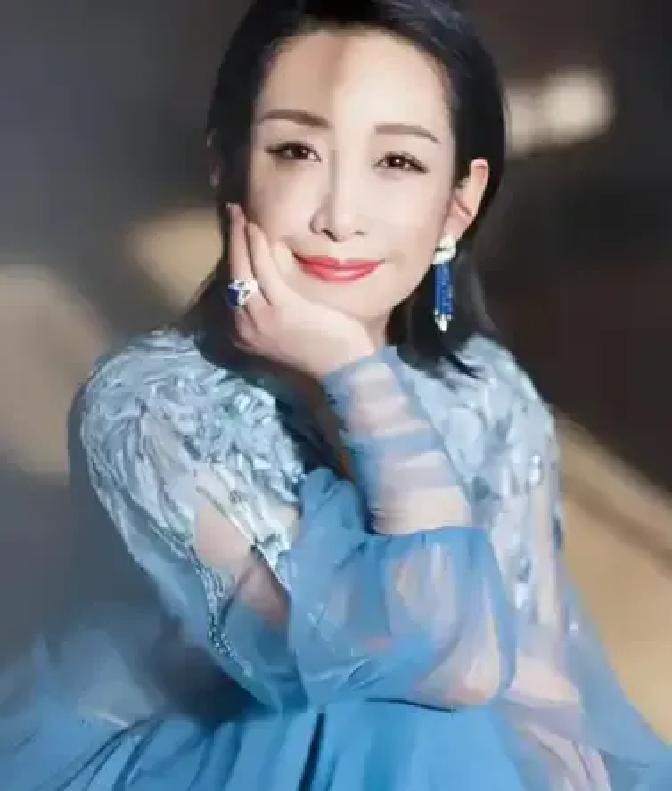 演员秦海璐说：“在和王雷合作时，每次只要一收工，他就说今天我请客，大家想吃什么随便点，一个月后，导演生气了，今天不允许出去吃饭，挨个跟我们叮嘱起来。”
 
导演王迎敲完最后一个房门，转身靠在走廊墙上，点了支烟。烟头的红点在昏暗里忽明忽暗。副导演凑过来，低声说：“王雷那边……”
 
“我知道。”王迎打