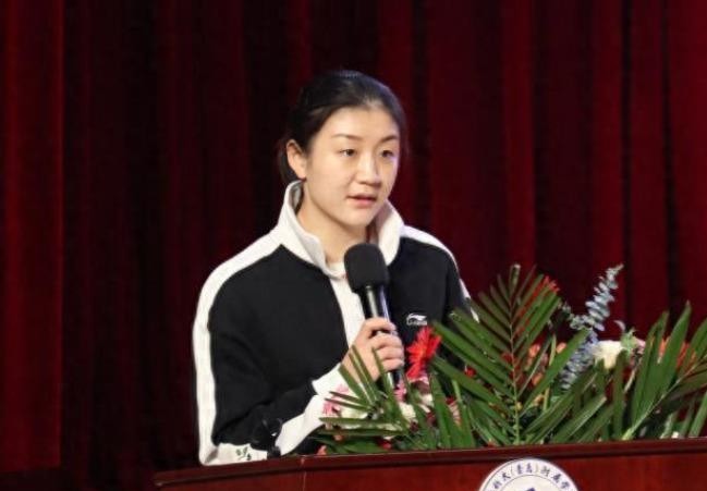 国家队陪练退役开直播，本以为是闲聊八卦，没想到几句话就把乒乓球培训的底裤给扒了。
刘丁硕当年也是跟樊振东在全运会争过冠的人，陪着王楚钦一路熬到巴黎，手上技术和资历挑不出毛病。他在镜头前随口一句“普通教练起步都得两百，两位数一节课以前真没见过”，底下弹幕立马刷屏。
懂行的都清楚这话指的什么。前阵子
