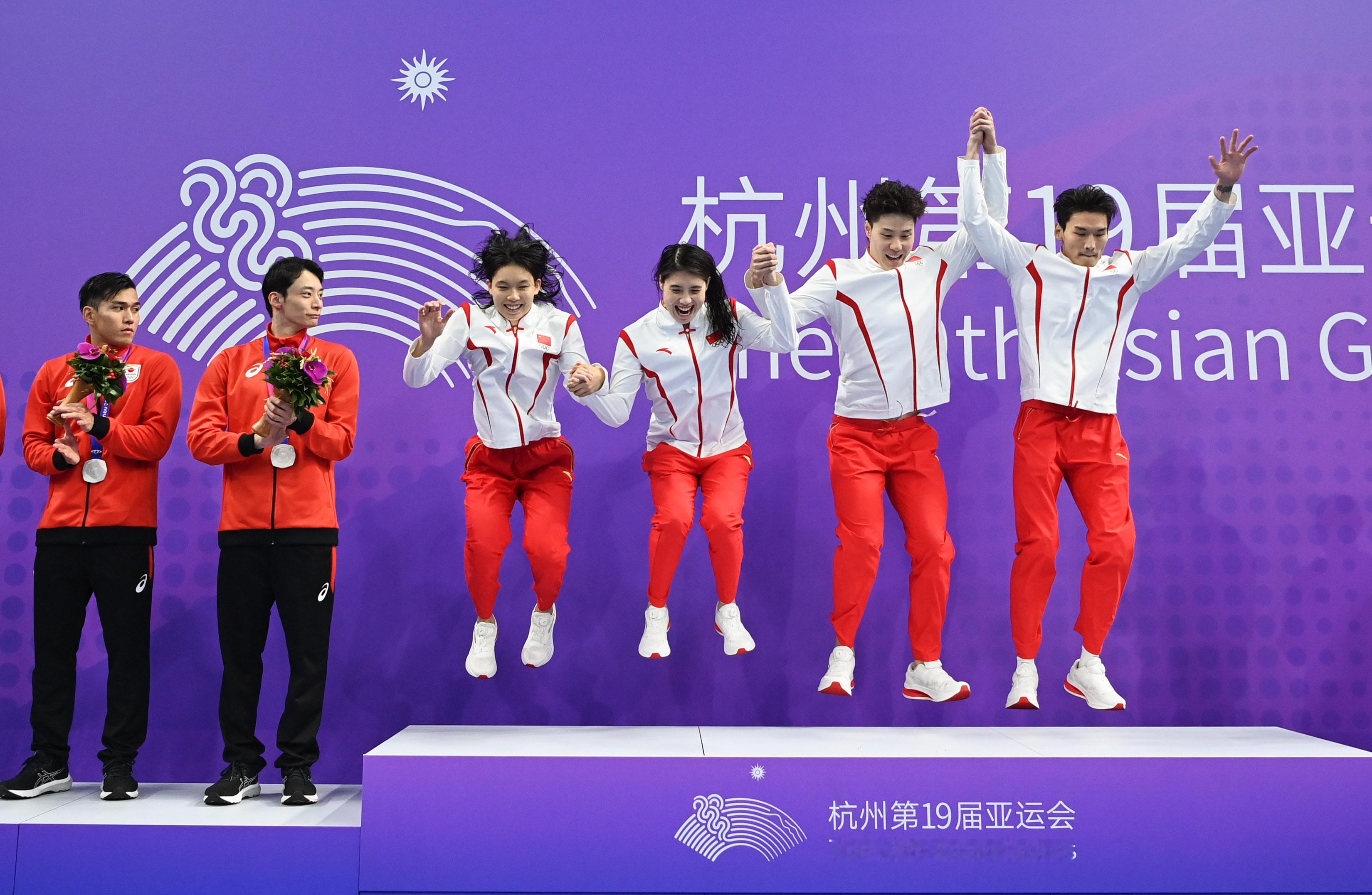 中国军团，太燃了！
亚运会开幕首日，中国队狂揽11枚金牌，暂列金牌榜第一！游泳队更是贡献了6金，单日五次打破四项赛会纪录。
最让我佩服的是13岁小将于子迪，女子200米蝶泳夺金，还打破了亚运会纪录。13岁啊，很多孩子这个年纪还在为作业发愁，她已经站上了亚洲之巅。潘展乐、唐钱婷、徐嘉余……一个个名字接