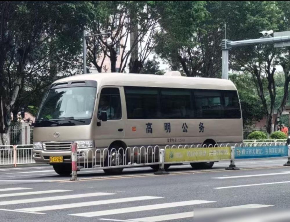 私人都选择考斯特，国企都选择宇通[呲牙]还是日本货实用。

这话放在十几年前，我基本认同。那时候接待、通勤、旅游包车，谁不认考斯特这块牌子？车身小巧，开进单位大院不费劲，坐着也稳当，出了事修起来还方便，这是它当年的底气。

可这几年坐下来细想，风向确实变了。现在路上新添的中巴，越来越多是宇通T7这一