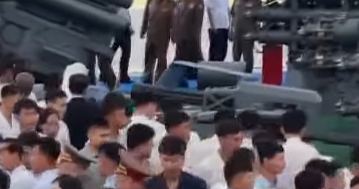 【图1】朝鲜海军无人机（右上是朝鲜版铠甲的导弹）

【图2】朝鲜海军无人机的尾部

【图3-4】之前武器展上的一款类似无人机，差别还是很大的 ​