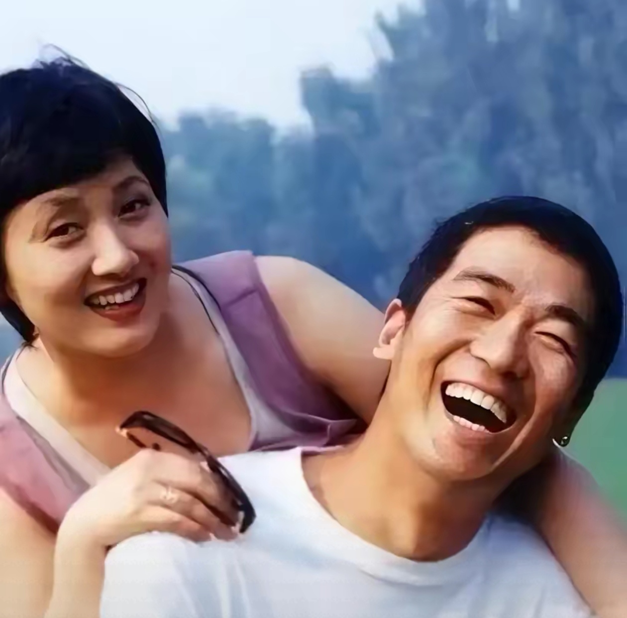 张国立和前妻罗秀春离婚都三十多年了，如今67岁的罗秀春，每月雷打不动地收着前夫打来的生活费，从来没断过一回！1988年定下的数，到今天一分没涨过，也一天没停过。
 
一、当年和平分手，这笔钱是愧疚也是约定
 
两人早年都是四川人民艺术剧院的在职演员，1982年登记结婚，转年生下儿子张默，在当年的文艺