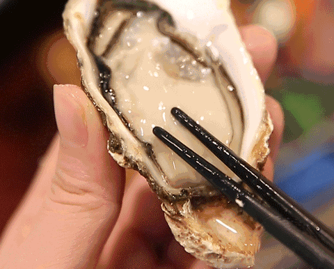 【5位兄弟自爆同房『恶趣味』，你也有吗？】每天一点性知识 两性课堂 两性知识 关掉灯，卸下白日的伪装，在两个人的私密世界里，那些不足为外人道的“小动作”或“小怪癖”，往往才是激情的真实演绎。为了一窥男生们的“真实世界”我们采访了5为兄弟。别害羞，往下看。或许你会惊呼：“原来不是我一个人！”第一位：海鲜教教主每场运动我必须要吃“海鲜”，如果不让我吃，就会觉得整场运动不够完美，愉悦感也会大打折扣。那种缺了什么关键环节的遗憾，会让整个过程的满足感直线下降。对我而言，“吃海鲜”才是整个运动的灵魂开始。第二位：数学课代表我一直有一个计数的习惯，就是从实战开始的那一刻，就会在心中默默启动计数器，1、2、3……每一下都不落下。有时候，还会控制不住将数字脱口而出，那一刻，不再是冰冷的记录，而是快感的具象化。第三位：日光欲小王子对我来说，晚上就是睡觉的时间，所以我习惯白天嘿咻。要么是黎明的早晨，要么是晴朗的午后。白天光线好，精力也足，更放得开。不像晚上那样昏昏沉沉，清醒、明亮、坦荡，这才是亲密时该有...