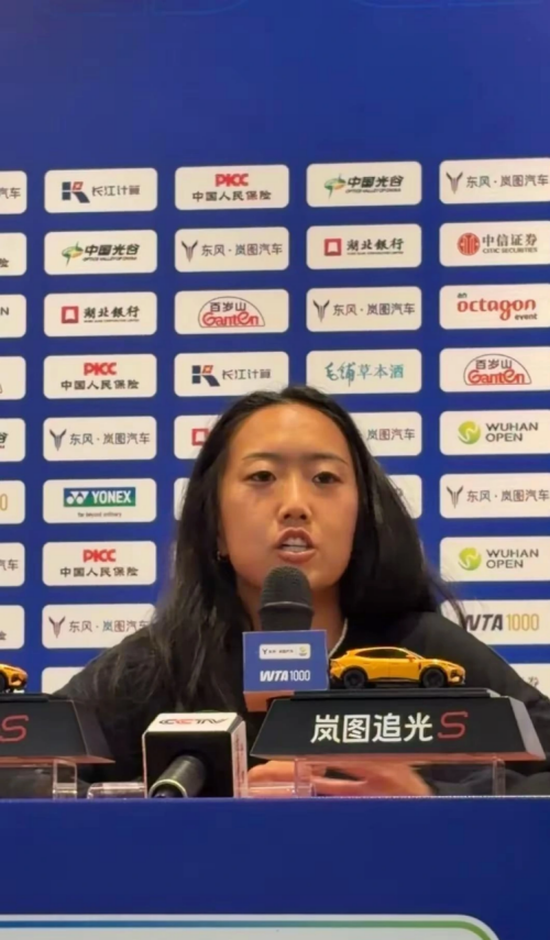 第四次站到萨巴伦卡对面，李吉妮没再让胜利溜走。

前三回交手，她全输了。

这一场，她第一次赢萨巴伦卡，也第一次击败TOP2球员。

她父母来自中国，本人是美国籍。

2006年生于美国，身高1米70。父亲老家吉林，名字里的“吉”便由此来，意思是吉林姑娘。

家里和体育有缘：父亲大学踢足球，母亲练过