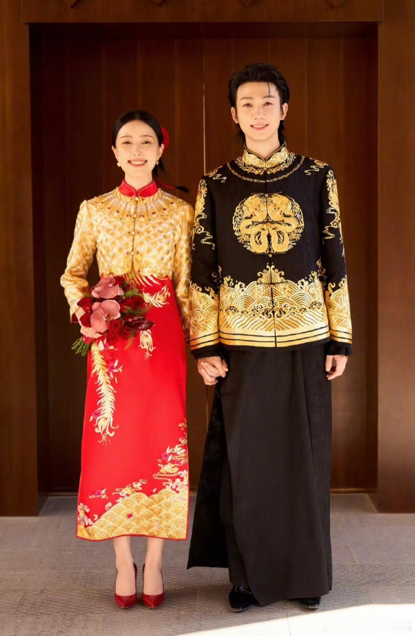 【白举纲和老婆是互补面】🔘白举纲和他老婆的面相互补的很有意思，哈哈哈🔅首先说点正经的，白举纲是浪子文艺气质，皮相很薄，单眼皮眼窝凹陷，三角眼，白举纲是忠于自我的面相，他的所有选择都是自己愿意，而不是出自被现实推动被动选择，他是非常非常吃软不吃硬的性格，但是这份软不是软绵绵的没有主心骨，而是有主心骨内心丰盈情商很高的软🔅一般文艺浪子男的优势是个人魅力，你会感觉到他的生活很自由，很随心，按照八字专业术语就是伤官很旺（放荡不羁爱自由），按照喜恶同因原则，正因为他爱自由很随性，所以生活中的责任心是不够的🔅所以他老婆的面相很补他的短板，因为他老婆一看就是很能干的面相，属于有规划有想法又能干能操持家庭和事业的类型，很好的互补白举纲面相的“薄”🔅白举纲老婆的无关看起来很大气舒展，很丰盈，颧骨是丰盈的，尤其是嘴巴特别大气，牙齿也好看，在生活中，她喜欢白举纲的自由和随性的人格魅力，白举纲喜欢她的自洽能干做事干脆，她能把白举纲治的服服帖帖的🔅但是，有意思的来了，白举纲是皮相薄但鼻子很大，他...