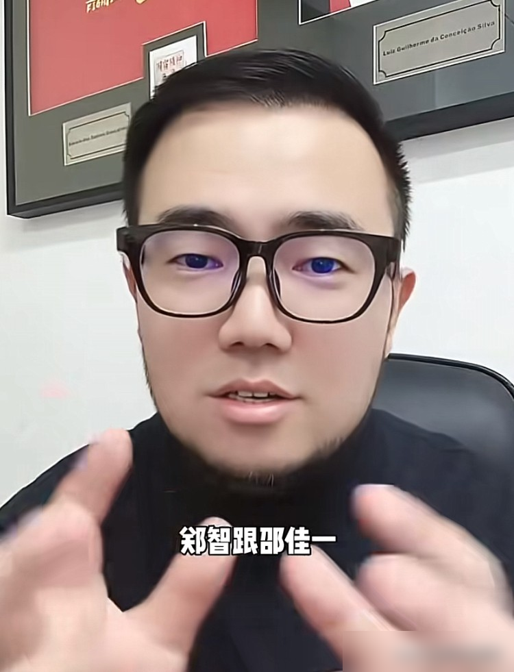 韦世豪肘击染红，十人国足0比1输塔吉克斯坦，这哥们又炸了。
潘伟力说邵佳一脾气好，压不住这位如今队里的老大哥。想想也是，韦世豪在广州队进球后第一个找谁？郑智。击掌那下，像小弟找大哥报喜。
郑智什么风格？更衣室砸桌子喊把分拿回去，场边敢跟裁判骂到被禁赛六场罚六万。这种混不吝的狠劲，韦世豪服。
里
