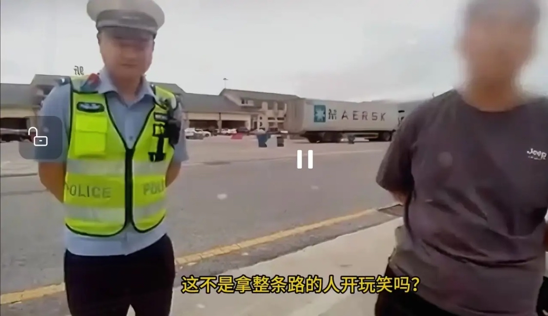 高速上故意开80码堵路，交警只扣3分？网友怒了：他都说是故意的，凭什么不吊销驾照

后车闪了两下灯，他就“脾气上来了”。

江西这名男子，在泉南高速快车道把车速稳在80km/h，与旁边大货车并排压速。后面堵成一锅粥，车流时速从120骤降到五六十，每一辆车都在刹车、变道、急刹之间反复挣扎。

交警拦下