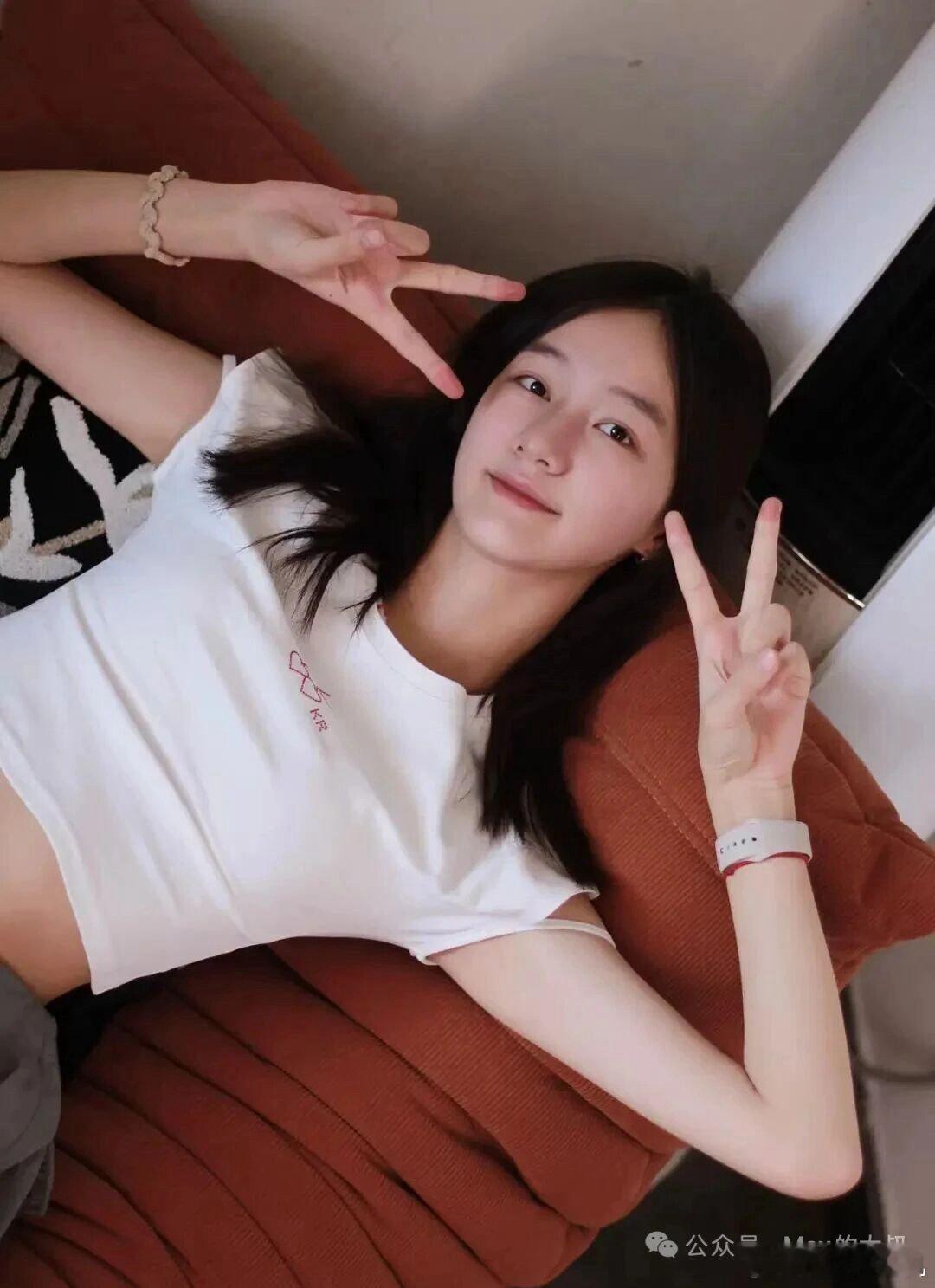 #温宜公主纪姿含入学中戏国际班#还记得《甄嬛传》里可爱的温宜公主吗，扮演者纪姿含，现在已经上大学了。她低调去中戏报到，就读的是中戏国际本科项目，并不是统招本科，是2+2的培养模式，国内读两年，再出国深造。 ​