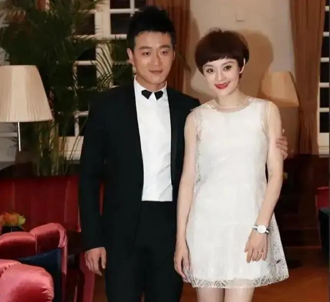 2011年邓超和孙俪办婚礼，满场宾客喜气洋洋，坐在台下的佟大为却反常地把自己灌了个烂醉

当时连身边的妻子关悦都看懵了，平日里极有分寸的人，这天酒杯就没放下过，眼睛喝得通红

邓超心里犯嘀咕，特意拉了把椅子坐过去问，兄弟，今天我大喜的日子，你怎么反倒喝高了

佟大为拍着邓超肩膀，手劲儿有点沉，声音哑