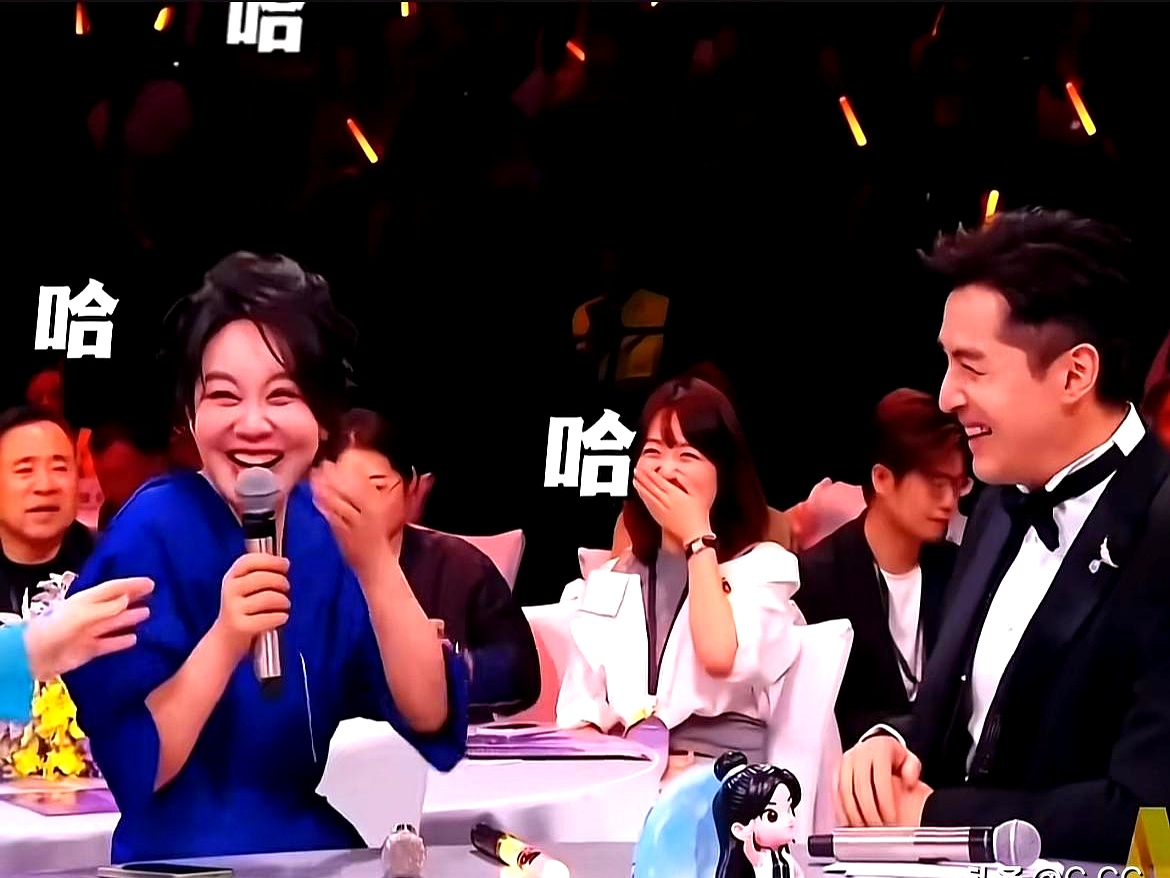 大湾区晚会上胡歌对着闫妮唱了一句“年少如花”，迷迷瞪瞪的闫妮愣了几秒，以为对方是在当众夸她年少如画，当场乐成了一朵花，这慢半拍的反应直接把全场网友逗乐了
 

去年跟魏大勋同台，在一旁自顾自忘情摇摆，被调侃是微醺状态，今年坐在台下听歌，胡歌怕她没听明白特意又重复了一遍，结果她脑回路直接拐了个弯，硬生