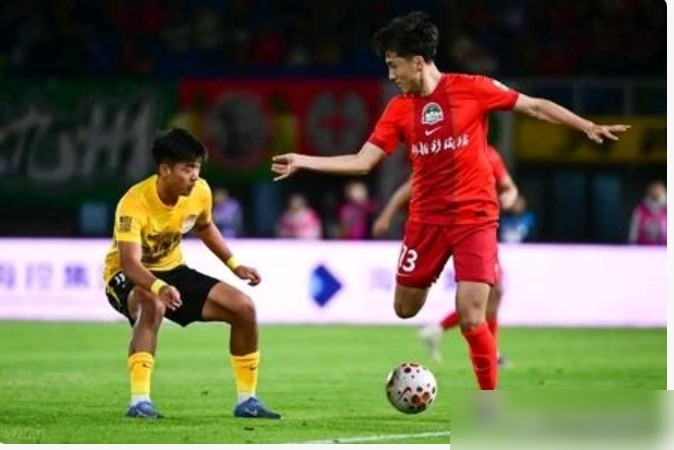 一口气报8名外援，国安这次打亚冠是真急眼了！
9月15日迎战浦项铁人，国安面临的简直是个烂摊子。主力中锋张玉宁被亚运队抽走，柏杨、曹永竞还背着停赛。怎么破局？直接拿规则做文章。
趁着亚冠外援不限人数，国安夏窗专门砸钱签下两名专属外援，硬生生凑齐8大外援天团。外加林良铭火线伤愈复出，这套残阵愣是配