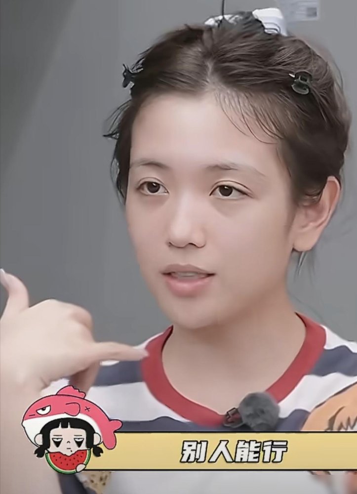 闺女发烧拍戏，给亲妈打电话求安慰，换回一句“别人能行你咋不行”。
《我家那闺女》里，代露娃把这事讲出来，语气平静得吓人。高三那年被父亲掌掴，她离家出走整整一个月，父母没找过。长大当了演员，工资卡还在母亲手里攥着。
更狠的是，她谈过七年的初恋，成了入行初期唯一的情感支撑，最后也散了。
镜头前光鲜