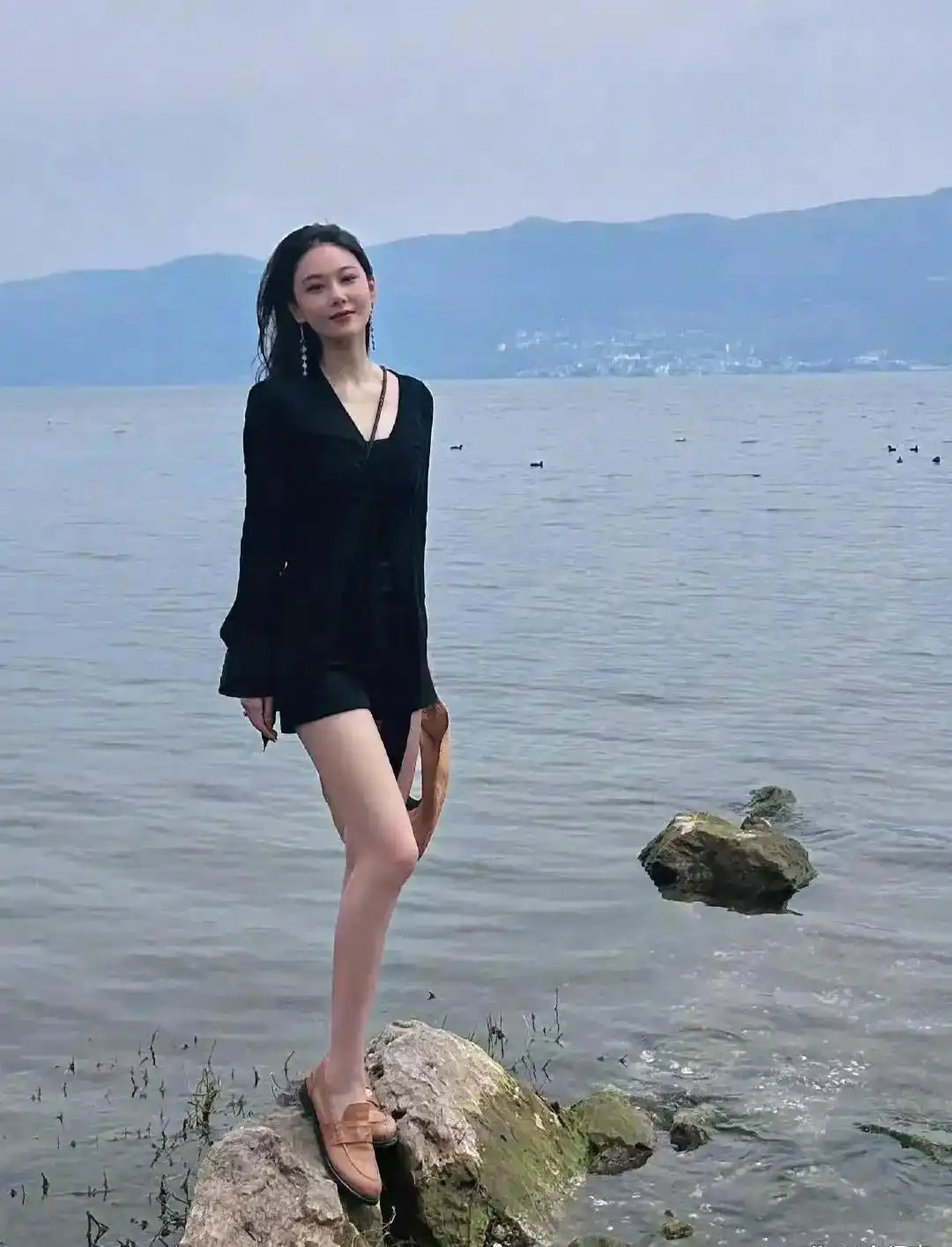 张馨予海边黑超短裙凸显身材，又美又有松弛感 ​