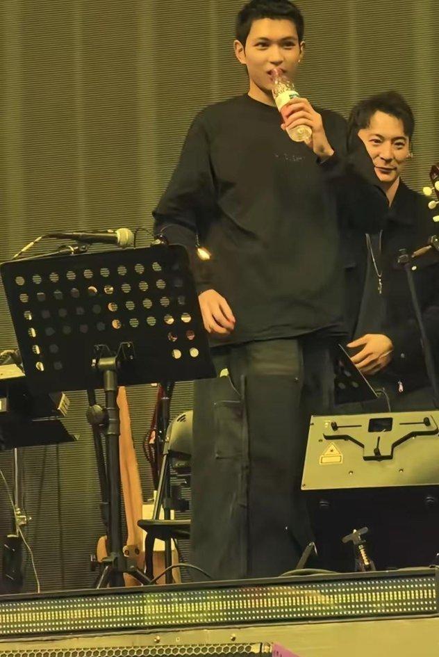 看了张智霖19岁儿子在佛山演出的现场，内娱那些靠父母硬砸资源刷脸的星二代，脸真该红一红了。
台上的张慕童连句多余的自我介绍都没做，更没提自己爸妈是谁。
整场下来，他就抱着把吉他低头调试，solo弹得又稳又准，架势完全是个成熟乐手。台下有人喊他小名，他也只是抿嘴笑一下，手指没停，继续扫弦。
讲真