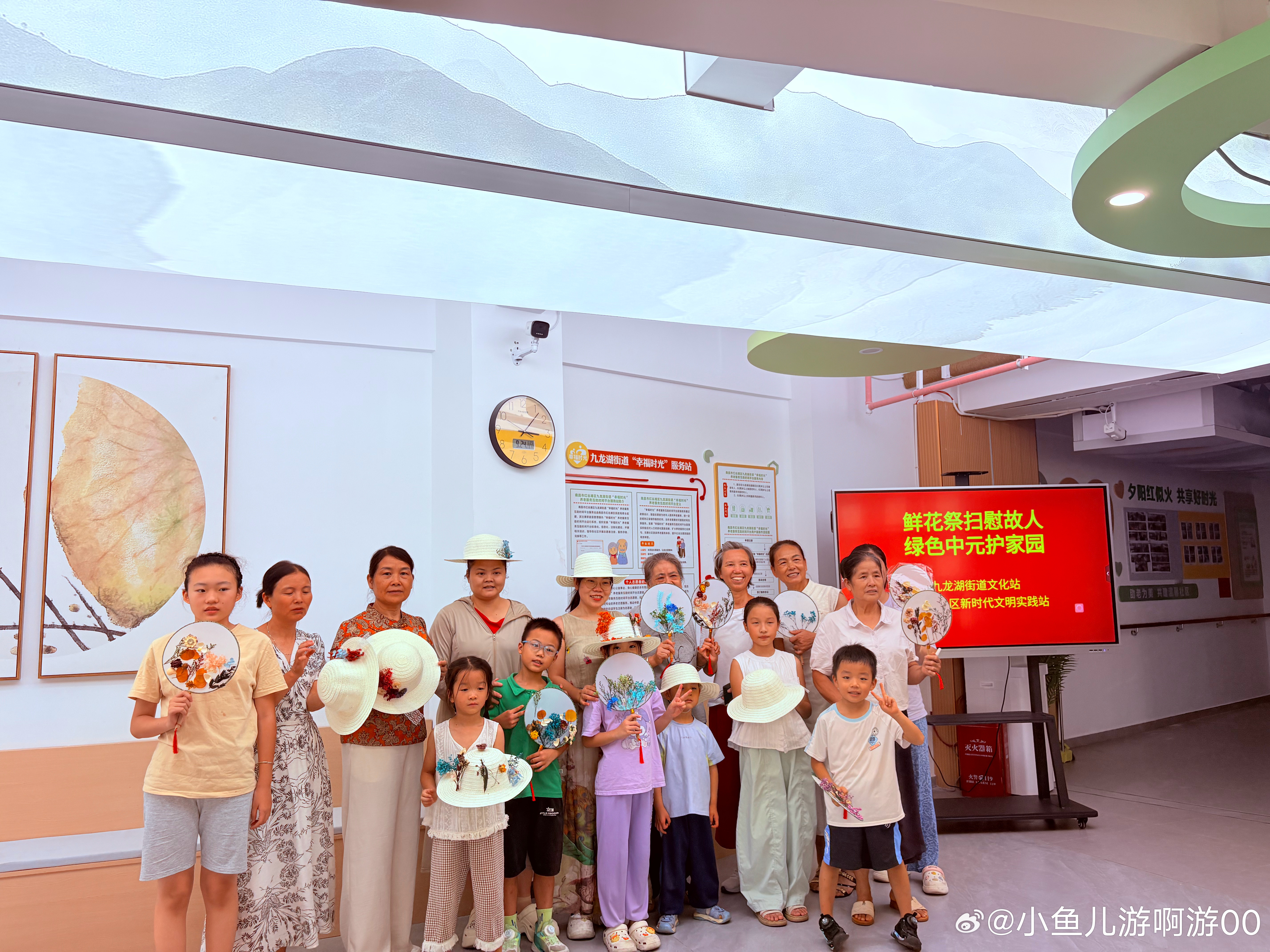 8月25日下午，青原山社区开展"鲜花祭扫慰故人，绿色中元护家园"手工活动。提倡将移风易俗融入传统，引导居民摒弃焚烧纸钱、燃放鞭炮等陈规陋习，树立厚养薄葬、绿色追思的时代新风。居民巧手制作永生花扇与花帽，以"一束鲜花胜万炷香"的方式寄托哀思，在手工体验中感悟文明祭扫内涵，从源头减少火灾隐 ​