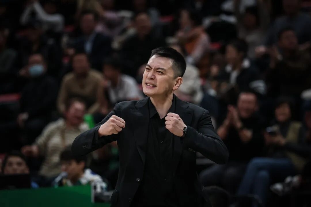 一针见血！杨鸣点评男篮失利：个人能力与团队协作双双出问题
 
中国男篮不敌日本之后，杨鸣针对这场惨痛失利给出直接犀利的点评，一语点破球队输球的核心症结。在他看来，这次失利是球员个人能力不足，叠加团队协作问题共同造成的结果。
 
国际赛场高强度的对抗之下，球员个人技术短板被无限放大。面对对手的压迫防守