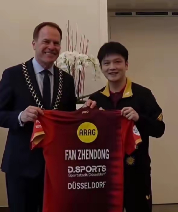 樊振东，一个王者。
王者为尊，这是有道理的。
樊振东，他当初毅然决然选择出国打球，只能说，他看透了一切，他知道自己该往哪儿走，他已经做了最坏打算……
樊振东，在国内，人气高啊！
樊振东，在外国，人气高啊！
曾经，樊振东，他是奥运会冠军，他是人生赢家。
樊振东，他的职业生涯，一路走来