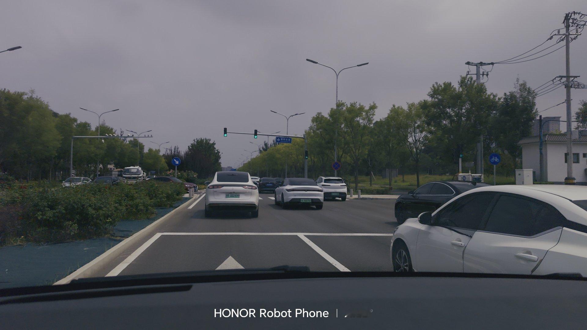 原来荣耀Robot Phone的ARRI（阿莱）电影模式，录像的时候可以同步拍照，开启录制之后，屏幕左侧就会出现拍照按键，不用中断视频录制，直接就能抓拍静态照片。 ​