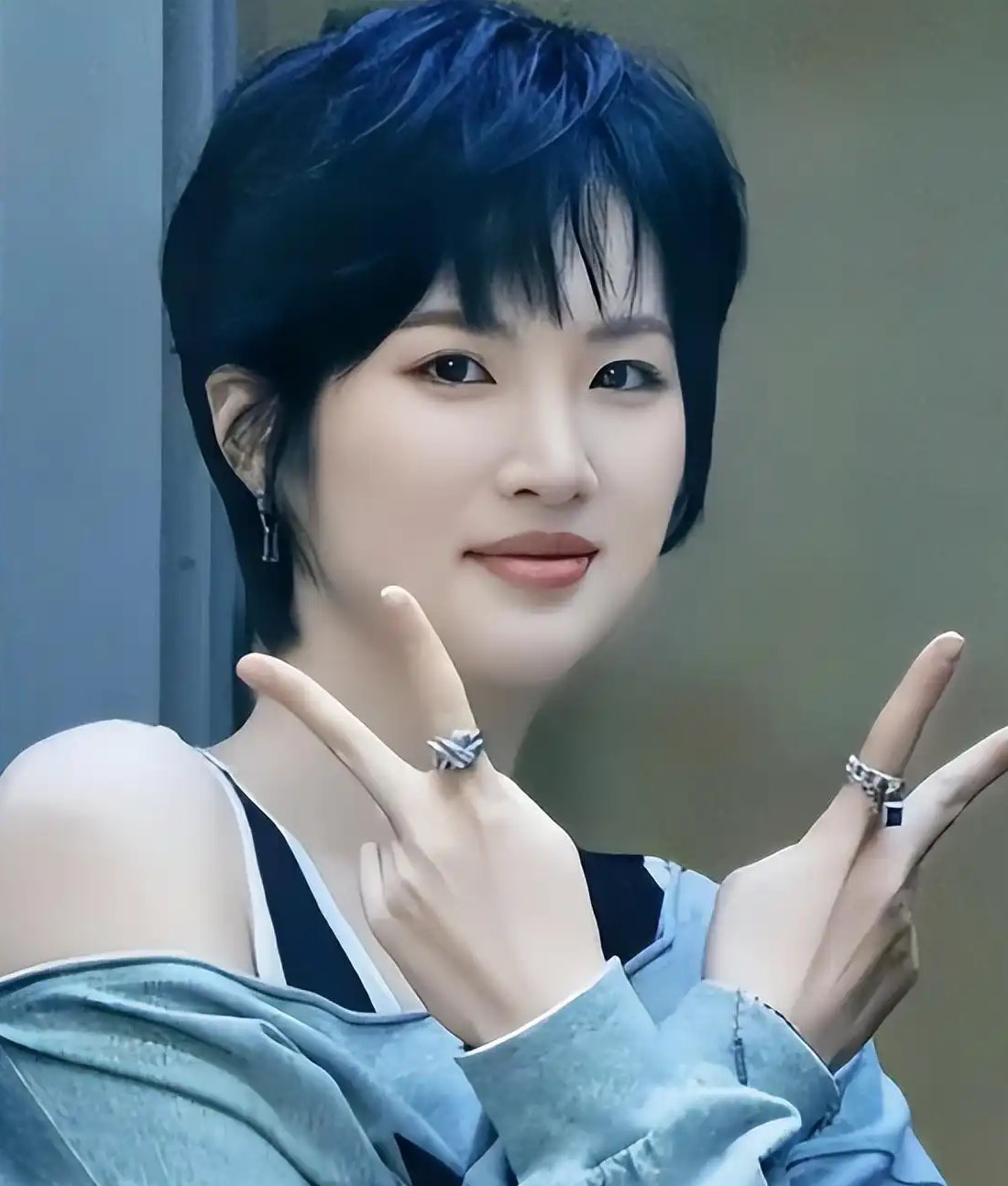 姚安娜这次在机场的现身，真的打破了我之前对“豪门千金”的所有刻板印象。

没有保镖开道，没有满身奢侈品logo，就一件简单的白色T恤搭牛仔裤，背了个帆布包，头发随意扎着，就这么低着头在人群里走。175的高挑身形往那一站，路人第一眼甚至没认出来，但就是忍不住多看两眼——28岁的状态太松弛了，背挺得很直