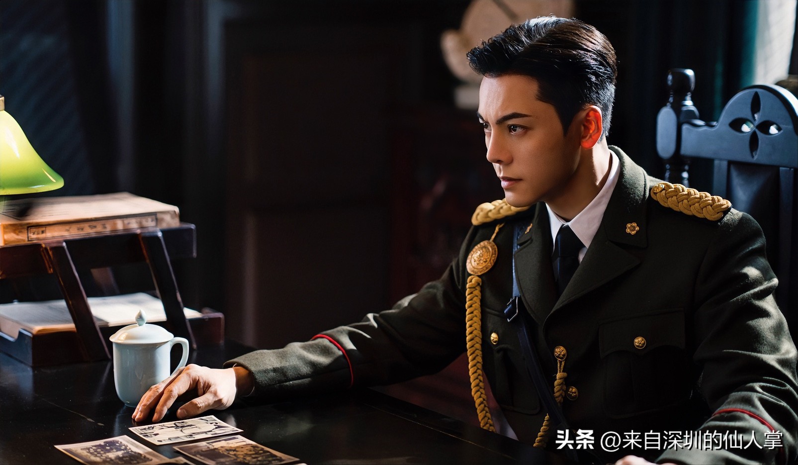 陈伟霆12年前那桩被换角的旧瓜，

终于等来后续了。

不是因为他记仇，而是他说的那一句&34;恩情记一辈子&34;，在新浪娱乐最新那期《给我5分钟的时间》访谈里，他第一次把始末讲全了。

约12年前，他刚凭《古剑奇谭》走红，受邀进组南派三叔相关的项目（媒体普遍认为是《盗墓笔记》季播剧）。定妆照拍了、戏服试了、