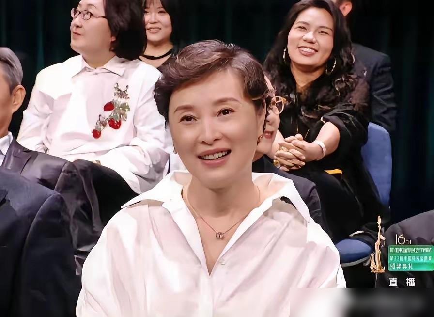 宋佳于和伟拿奖，我一点不意外，吴越颗粒无收，我是真没看懂。
《山花烂漫时》里她演朱枫，那几场哭戏，直接把观众钉在屏幕前。没有一句嘶吼，全靠眼神里的拧劲，把角色演成了活人。
她自己倒通透，说提名靠努力，得奖靠运气。转头就扎进新戏《交锋》，演潜伏在军统的我方特工，穿旗袍抽香烟，眼神照样毒。
观众心