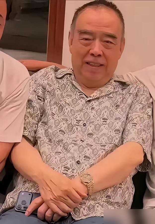 陈凯歌在饭馆正吃着，突然闯进来仨孩子，又黑又脏，眼睛却死死盯着人，里头冒火。
拍《长津湖》那会儿，74岁的他中暑了还杵在片场，就为了给易烊千玺讲明白伍万里那股野劲儿。
他没说你要演得野一点，只甩出这个饭馆里的真事。易烊千玺听完，说一下子摸到了万里的魂。
一个舍得花大钱吃海胆的人，却把命耗在给一
