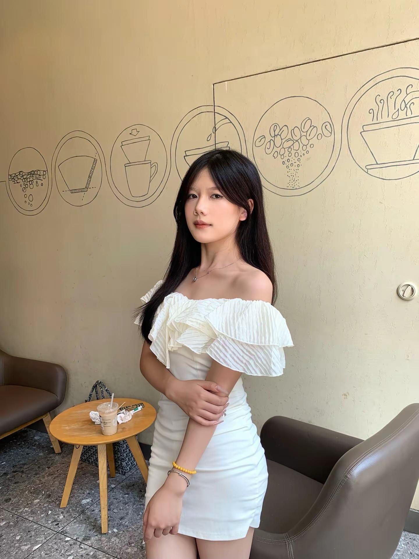 今日人设：咖啡店里的松弛感美女✨