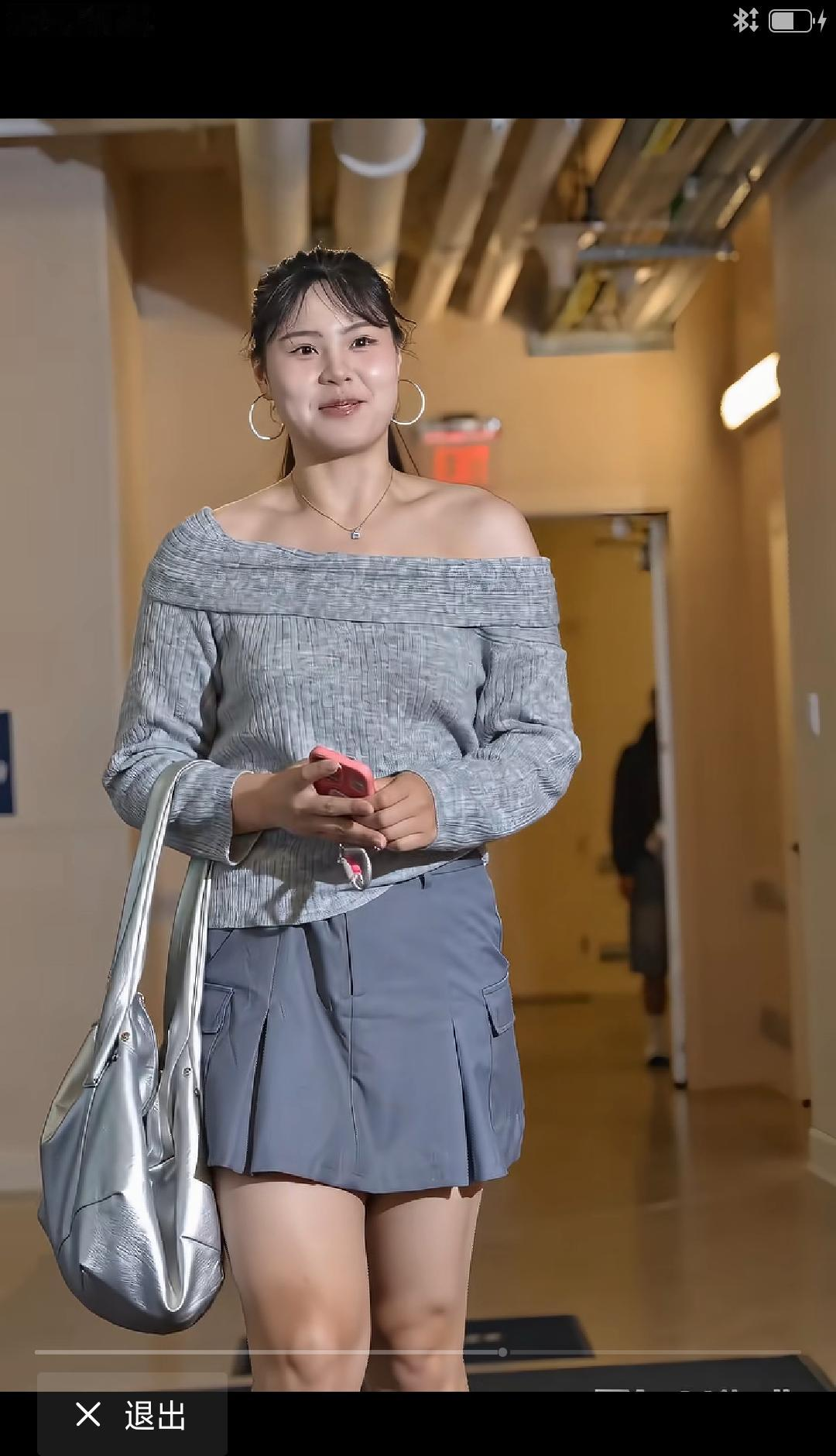 李月汝撂下“等着我回归”这句话，比任何节日的漂亮话都硬气！
国庆当天刷到李月汝的社交媒体动态，人在海外训练比赛没停，节日祝福送得利索，末尾还撂下一句“大家等着我回归国家队”，干脆得像在篮下卡完位直接转身擦板得分。
说实话，中国球员里像她这么“轴”的真不多。上赛季在WNBA达拉斯飞翼队，场均20分钟拿