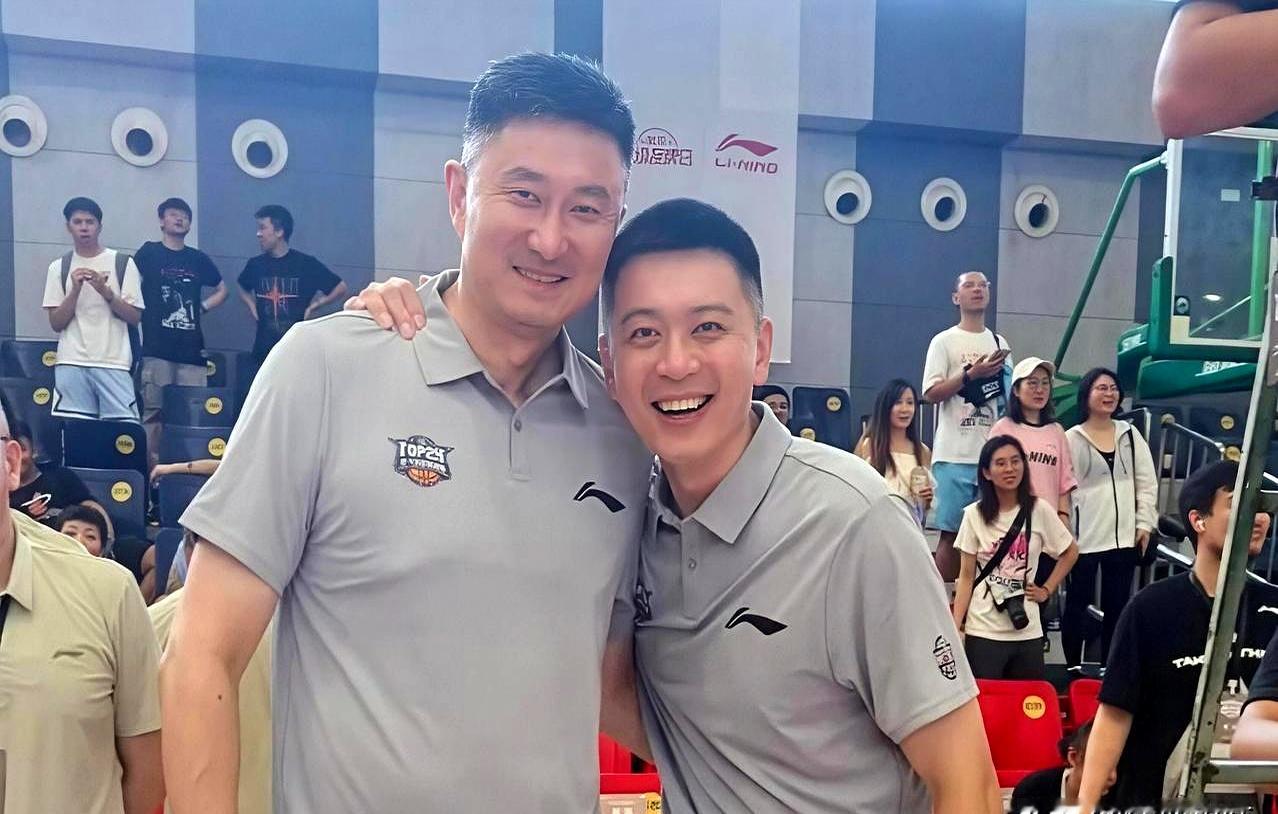 杜锋在解说台上轻飘飘的一句话，其实内含不少心酸和委屈
 

转头看看卸任主帅改当总教练的这几个月，网上那些喊下课的声音就没停过
 

可外教接手后广东队季前赛打得磕磕绊绊，这时候才显出他在中间当润滑剂的价值
 

教练这行当确实不好干，在一个坑里蹲太久连呼吸都是错的
 

换个位置用外教来当对照组，