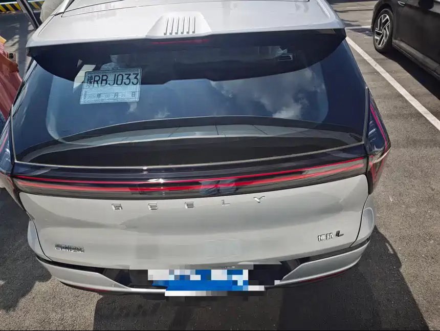 2026款吉利博越L作为年度全新升级紧凑型家用SUV，整体产品力全面进阶，适配日常通勤、家庭出游、长途自驾等多种出行场景。

整车外观延续简约大气的家族设计语言，线条干练舒展，搭配精致LED灯组与全新样式轮毂，视觉质感大幅提升。

动力搭载1.5T涡轮增压发动机，匹配七速湿式双离合变速箱，动力输出 ​
