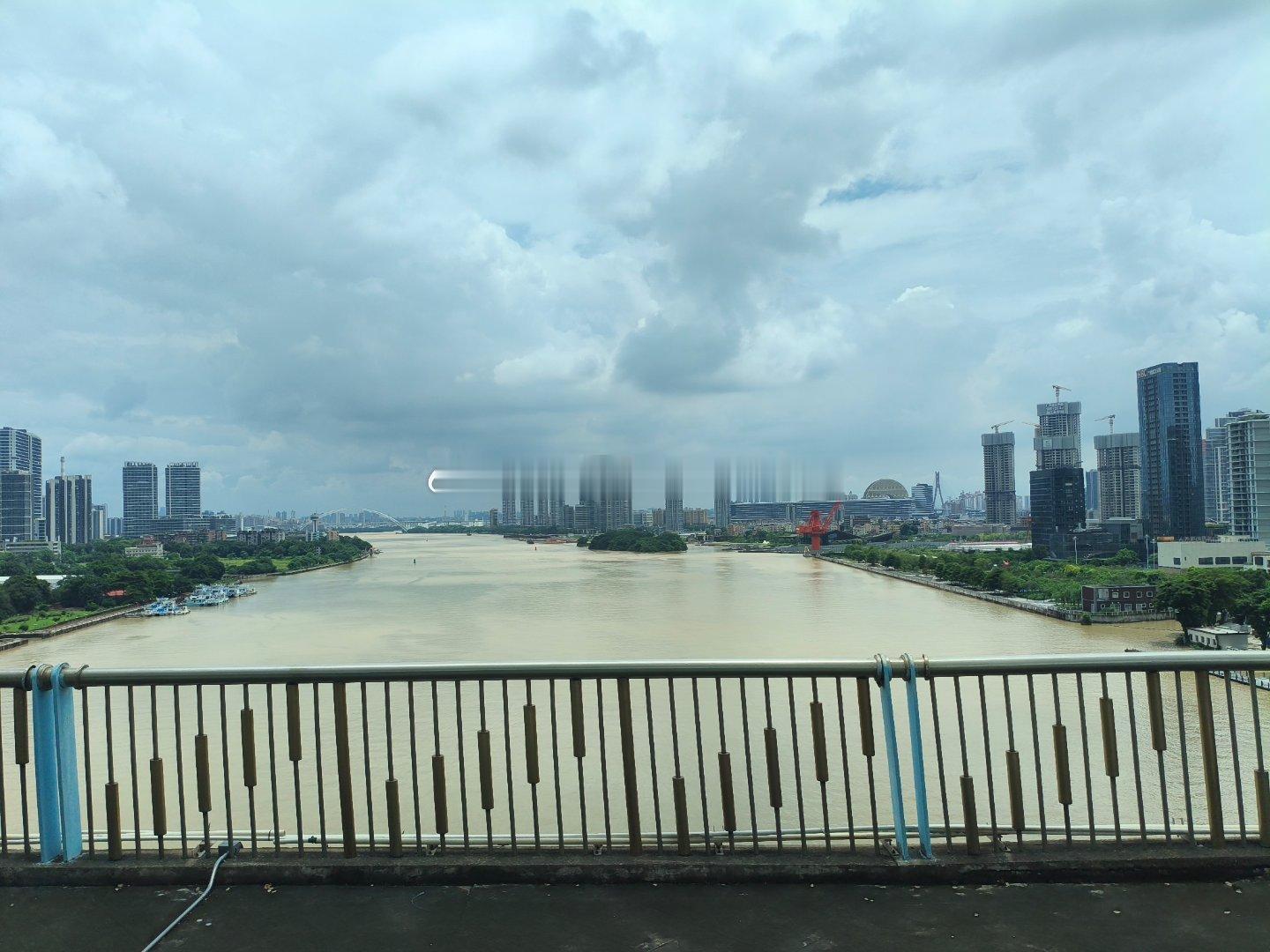 拍照是为了假装去旅游，黄河……下桥，一个急刹，幸好我坐好扶稳  又是那...